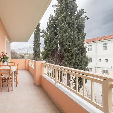 Charmy 2bd Near Mon Repos Apartment *